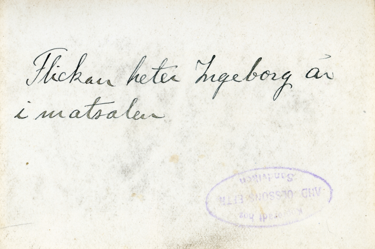 Foto av servitris och krigare (enligt bildtext i album). Text baksida kort: "Flickan heter Ingeborg, är i matsalen".