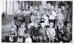 Foto av en grupp skolbarn. Text vid bild i album: 