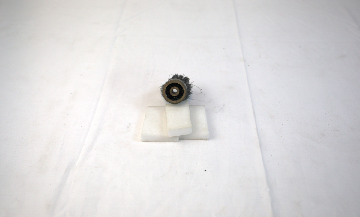 Poleringsbørste brukt i gullsmedvirksomhet.