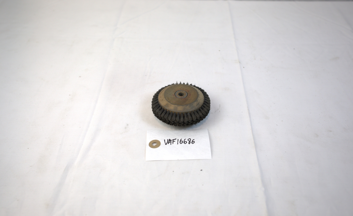 Sirkelformet polerstikkel brukt i gullsmedvirksomhet.