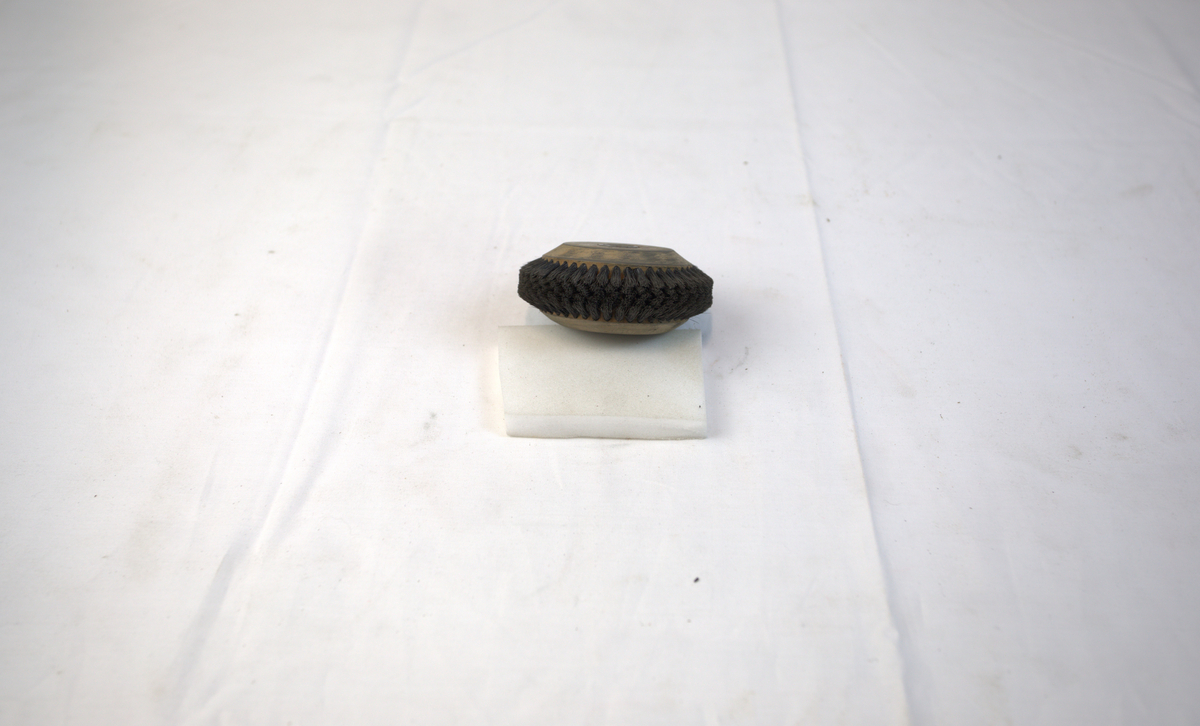 Sirkelformet polerstikkel brukt i gullsmedvirksomhet.