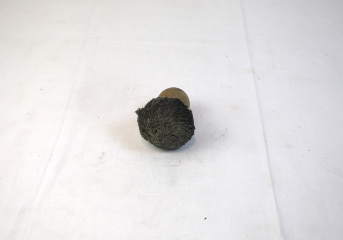 Børste til polering av metaller. Gjenstand brukt i gullsmedvirksomhet.