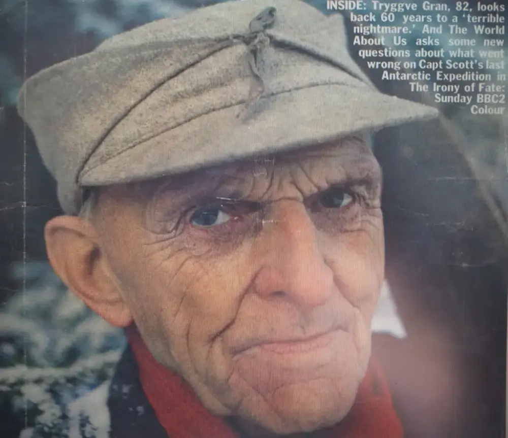 Foto av en eldre mann, Trygve Gran, med gammeldags lue som ser alvorlig inn i kamera.