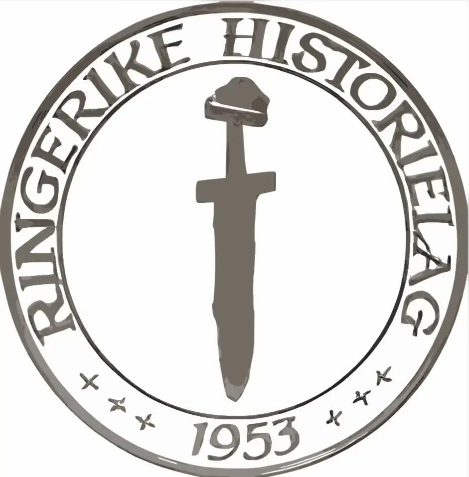 En sirkel med skriften "Ringerike historielag 1953" og et sverd i midten. 
