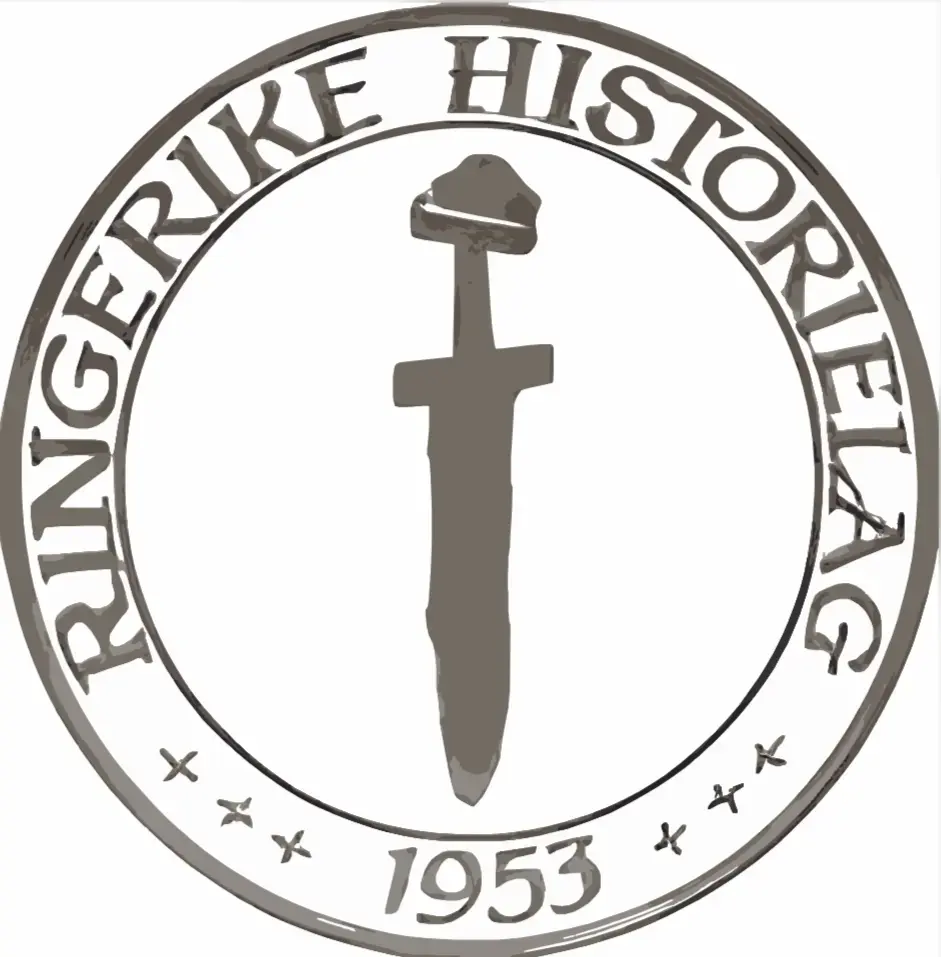 En sirkel med skriften "Ringerike historielag 1953" og et sverd i midten. 