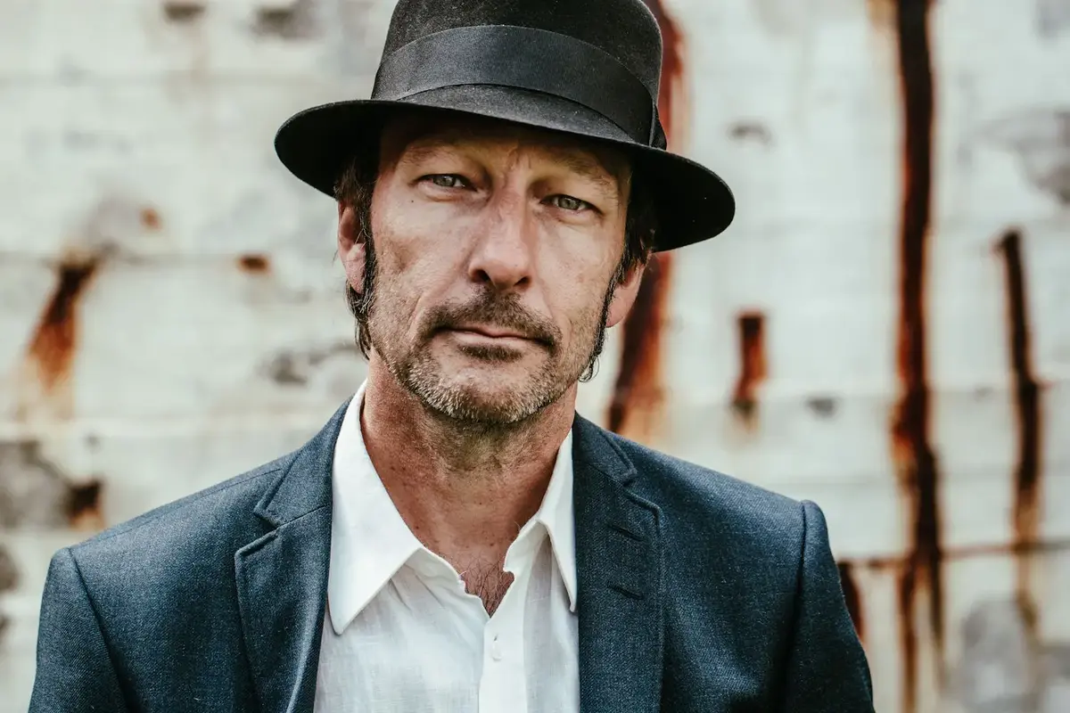 Tom Roger Aadland i hatt, kvit skjorte og blazer