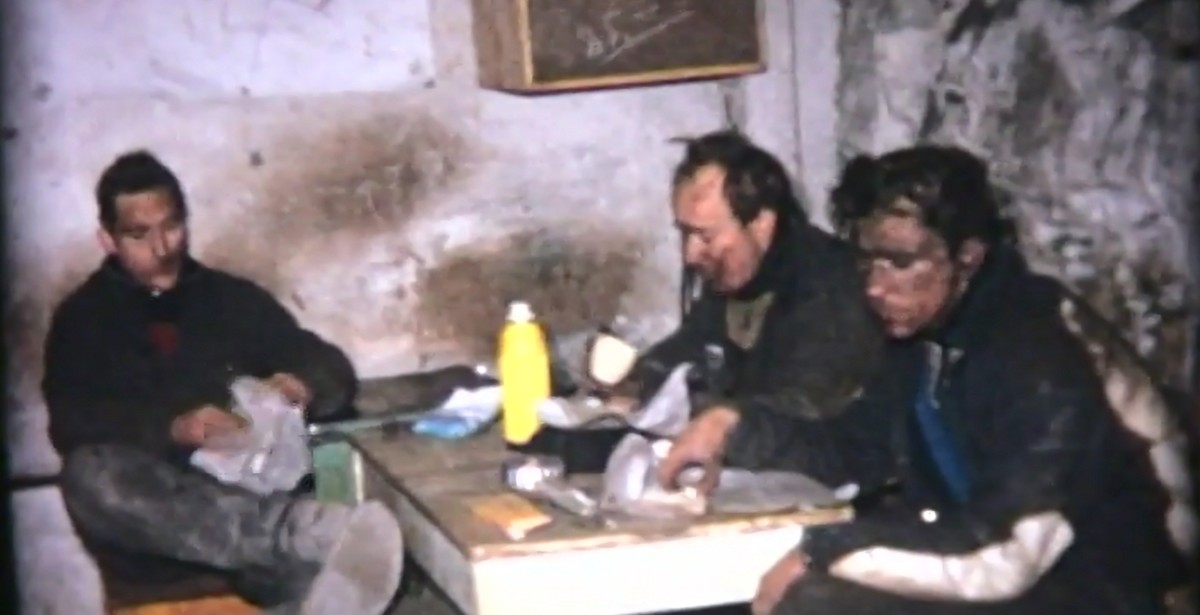 Film om gruvedrift i Gruve 5, eller Olav V`s gruve i Longyearbyen laget av tidligere verkslege Finn Risung. Risung var verkslege for Store Norske Spitsbergen Kulkompani A/S i Longyearbyen fra 1963 til 1966. Filmet redegjør for alle arbeidsprosessene som inngikk i lavstrossedriften. Hele driften med kutting, sprenging, skraping, kjøring, veiing, stempling og transporten ut til Hotellneset. Den viser også glimt fra oppholdet, verkstedet, personaltransporten opp til gruva og tilbake til lomp, messe og brakker. Til slutt viser filmen Martin Barlunds gruvemaSlerier slik de hang i oppholdet i gruve 2B.