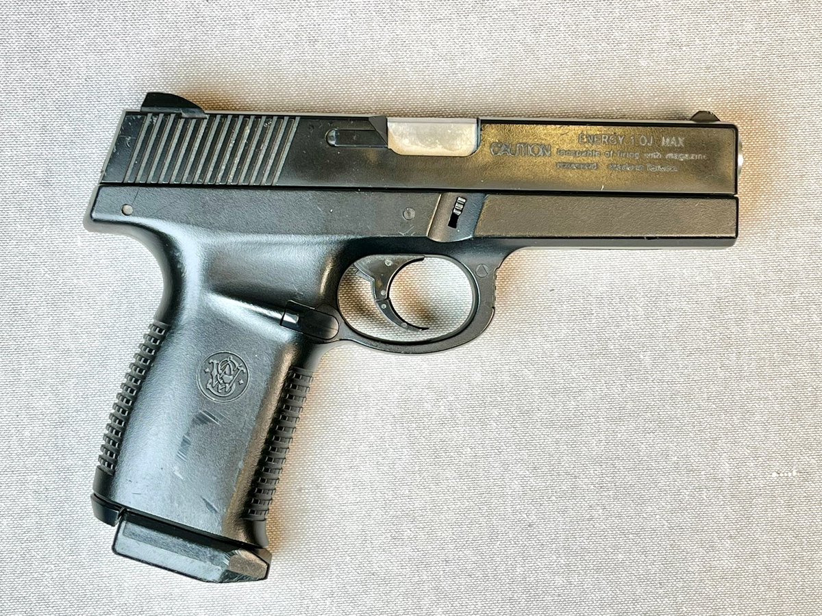 Airsoft-våpen som skyter plastikkuler. Replika a en S&W pistol.