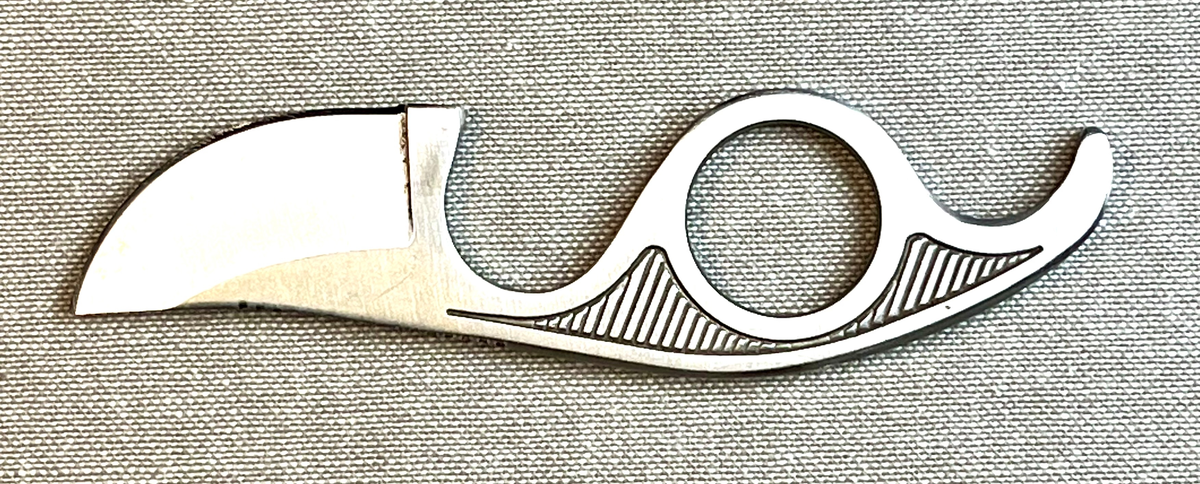 Liten knokekniv i stål med slire i plast med beltehempe i nylon.