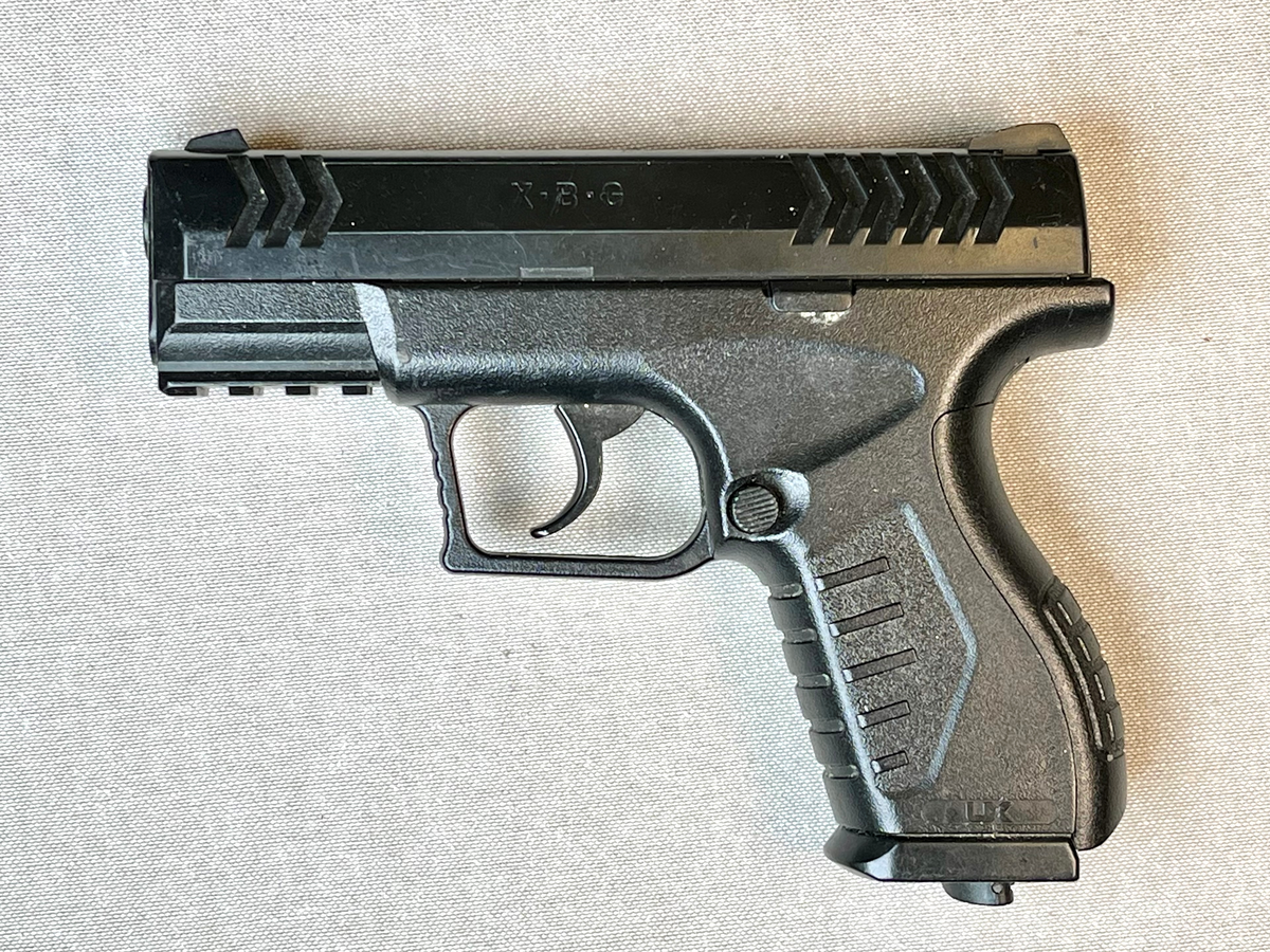 Airsoft-våpen som skyter plastikkuler. Pistolen er oppbevart i en bevispose i papir.
