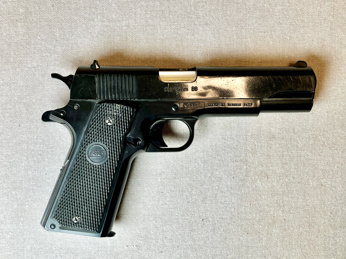 Airsoft-våpen som skyter plastikkuler. Pistolen er oppbevart i en bevispose i papir.