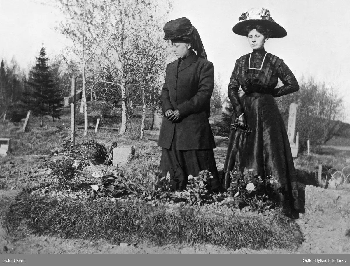 Sørgende kvinner ved grav ca. 1910-15. Opprinnelig datering var ca. 1930, det må være feil. Ukjent sted og ukjente personer.