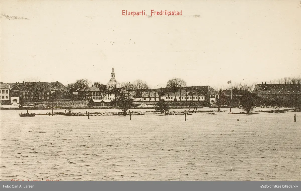 Utsikt mot Gamlebyen i Fredrikstad fra fergestedet på Vestsiden. Postkort.