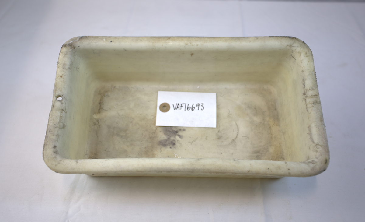 Rektangulær plastbalje/beholder. 