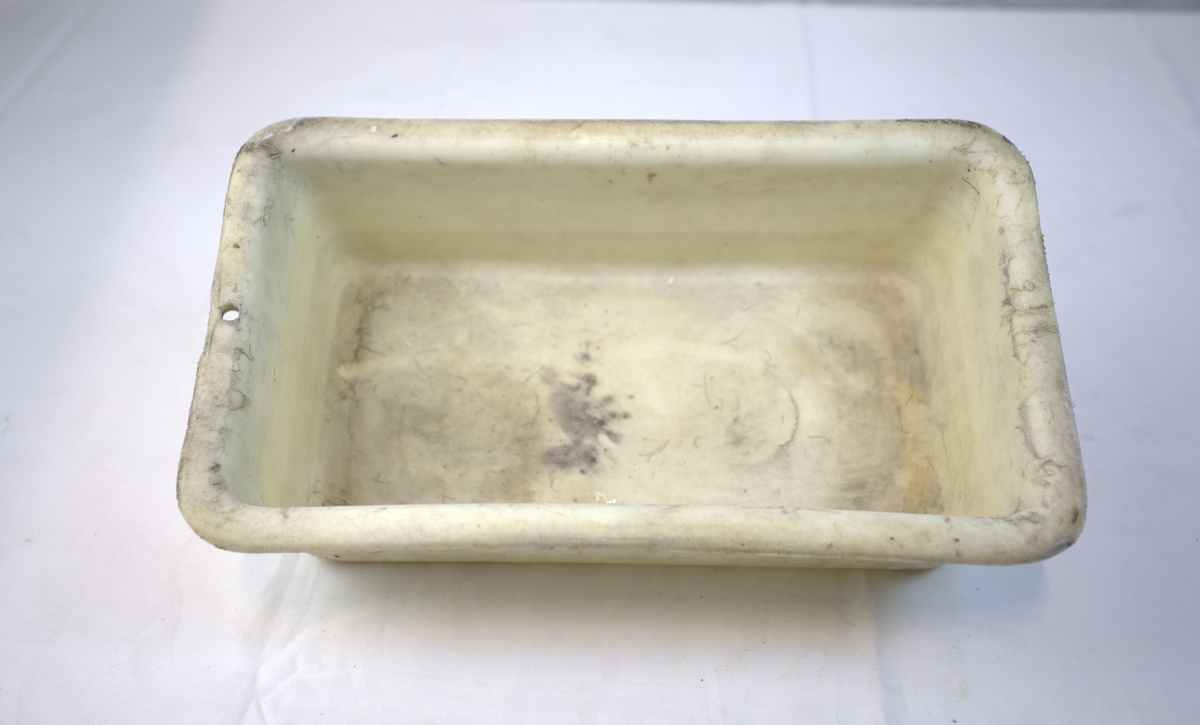 Rektangulær plastbalje/beholder. 