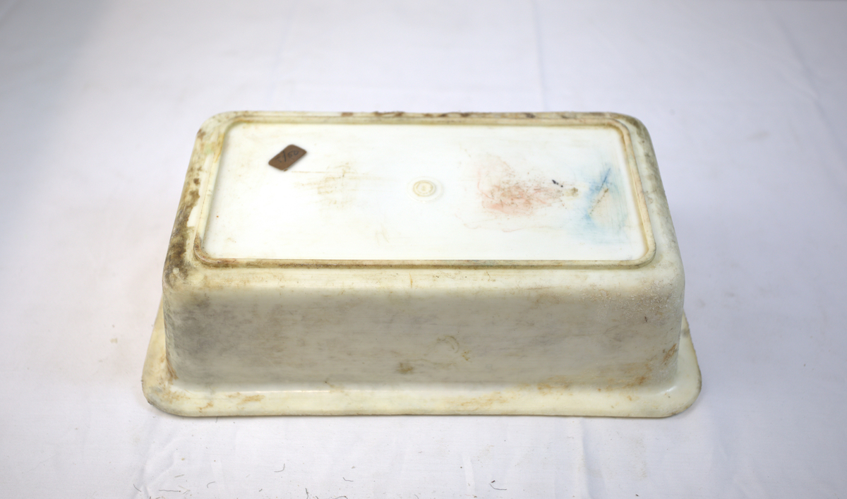 Rektangulær plastbalje/beholder. 