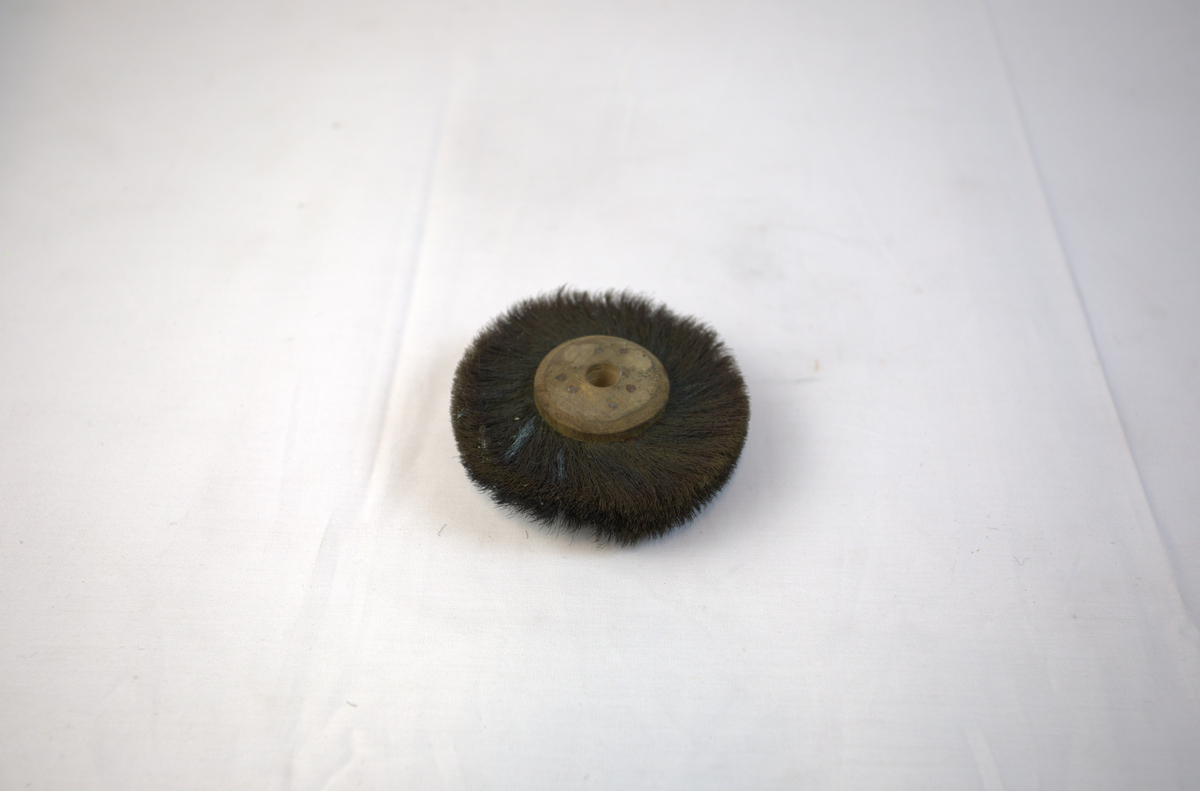 Polerstikkel med børstekant brukt i gullsmedvirksomhet.