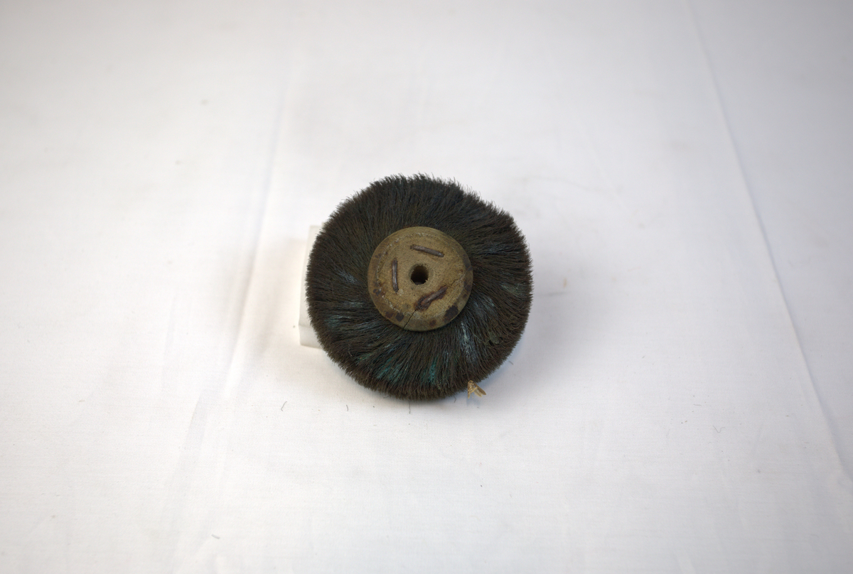 Polerstikkel med børstekant brukt i gullsmedvirksomhet.