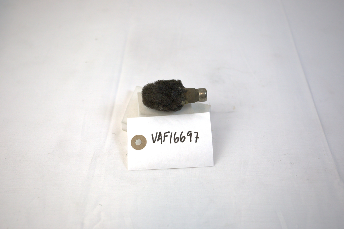 Polerstikkel med ovalform og børste. Skaft i tre og metall.