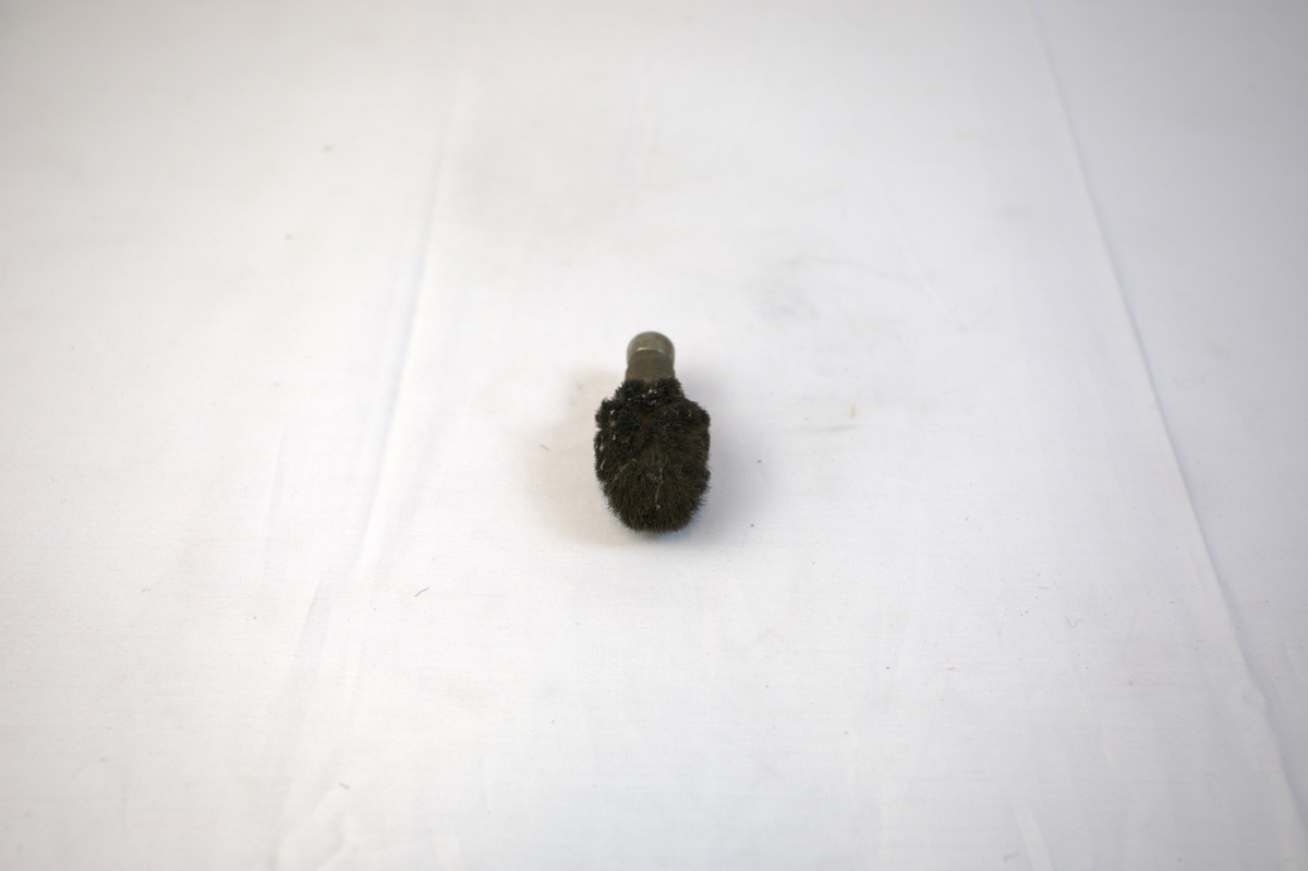 Polerstikkel med ovalform og børste. Skaft i tre og metall.
