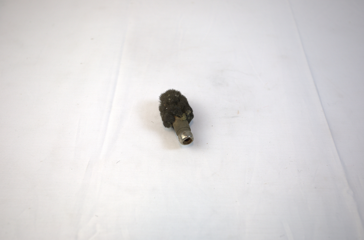 Polerstikkel med ovalform og børste. Skaft i tre og metall.