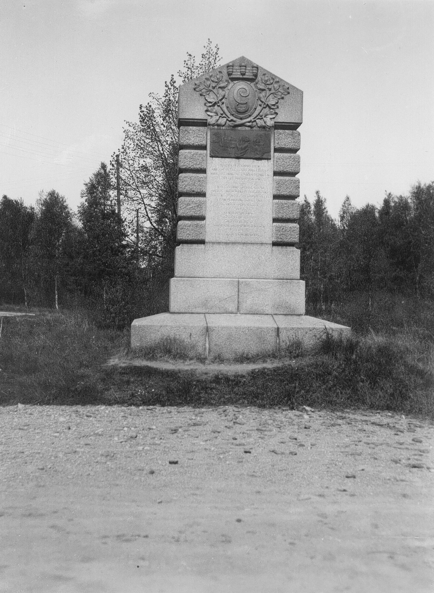 Minnesstenen, monumentet, på Fredriksskans. En Skans till skydd för staden anlades 1716-17. Bestyckningen togs bort 1863 och revs 1902. Fredriksskanshamnen invigdes 1905 och samma år avtäcktes på platsen en sten till minne av befästningen.