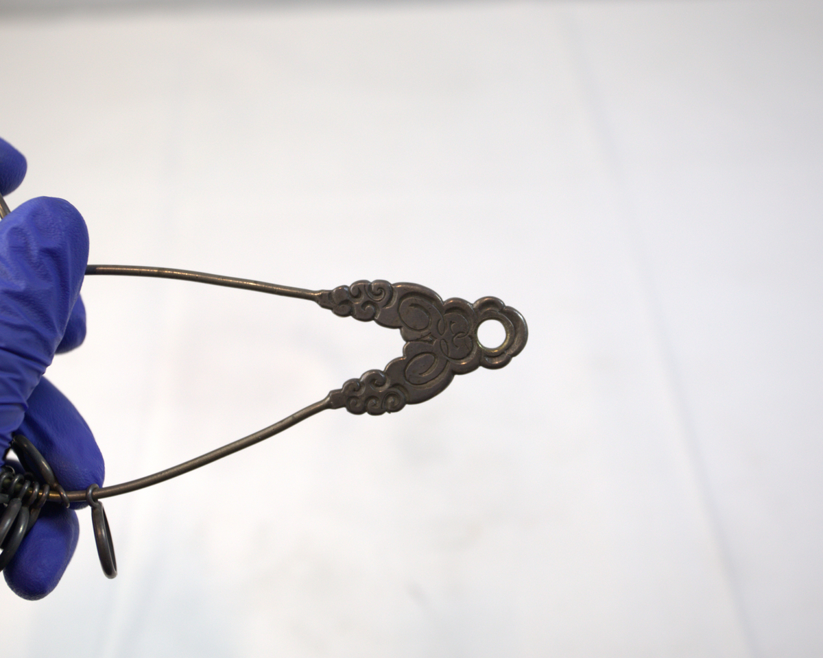 Oppsamling av ringer på oval metallgjenstand. 