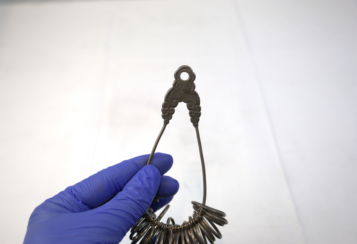 Oppsamling av ringer på oval metallgjenstand. 