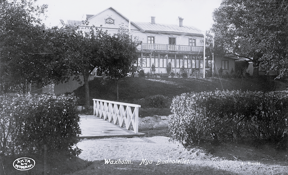 Foto från Vaxholm. Nya badhotellet. Text baksida kort: "Hälsningar från mamma och pappa. Adresserat till Fröken Inga Svensson, Järnvägshotellet, Sandviken".