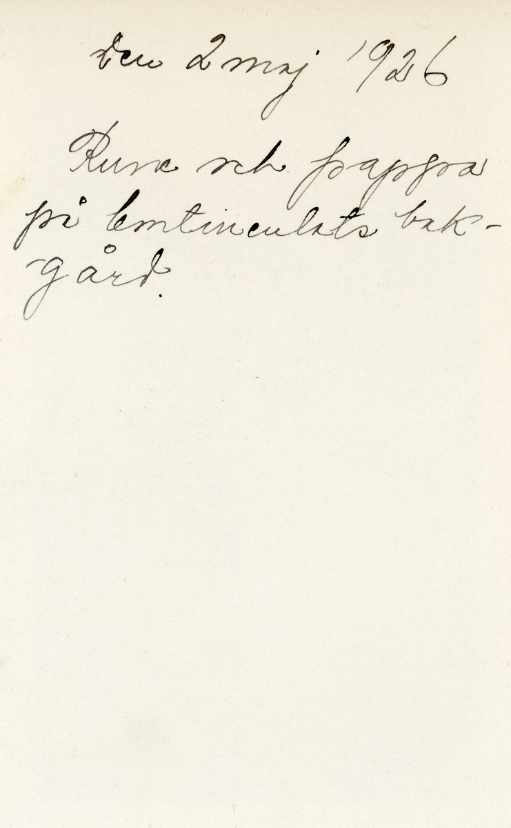 Foto av Björkdalh med sonen Rune (enligt bildtext i album). 
Text baksida kort: "den 2 maj 1926. Rune och pappa på Kontinentals bakgård".