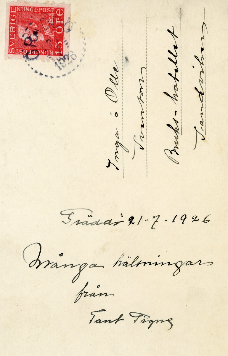 Foto av Sjögrens Pensionat, Gräddö, med fotbollsspelande män i full fart. Text baksida kort: "Gräddö 21-7-1926. Många hälsningar från tant Signe. Adresserat till: Inga och Olle Svensson, Brukshotellet, Sandviken".
