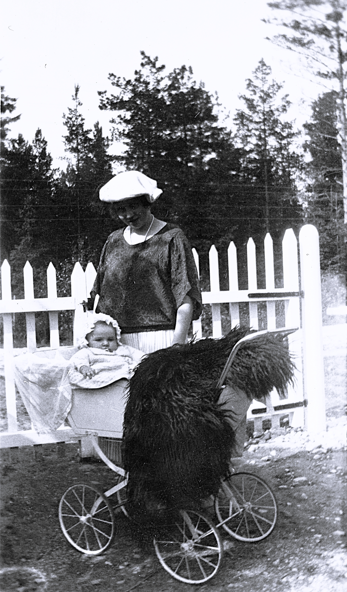 Foto av Gerda med sin son (enligt bildtext i album). Text baksida kort: "Mamma och Rune 12/7 1925".
