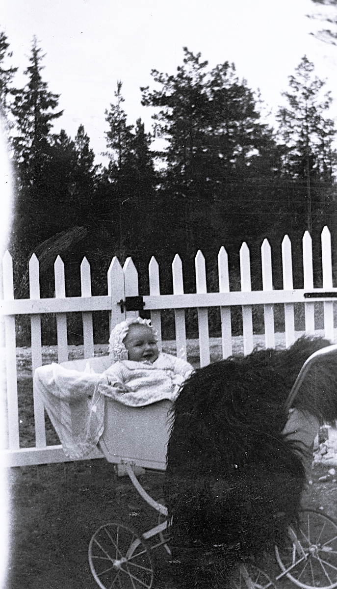 Foto av Rune i barnvagn, 12/7 1925 (enligt text baksida kort).