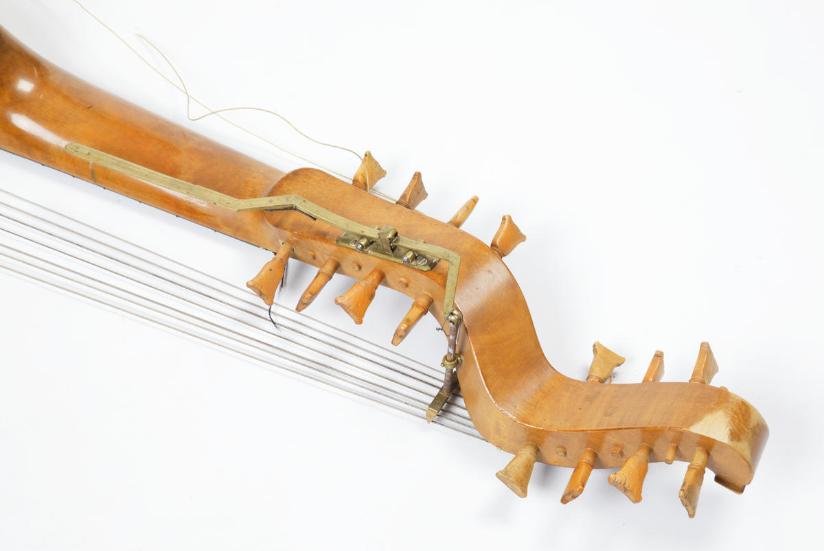 Instrumentet är en så kallad Teorb, basluta. Den har välvd botten och plant lock. Den är tillverkad av ett ljust träslag som fernissats. Lutan har varit försedd med åtta spelsträngar och åtta Bordun strängar fästa i en speciell skruvlåda. Greppbrädan har fjorton greppband av metall, varav fem är fästa i locket. Bordun strängarna kortas med en speciell mekanism fästad under den första skruvlådan. Mekanismen är tillverkad av mässing. Ljudhålet är smyckat med ett fyrpass som har en cirkel kring en femsträngad lyra. Inuti lutan finns en papperslapp där det står: Förferdigad af Jahan Jerner, Stockholm 1800. Lutan förvaras i ett rödmålat fodral av trä, klätt med grått karduspapper. Litet hopfällbart notställ i trä förvaras också i lådan.