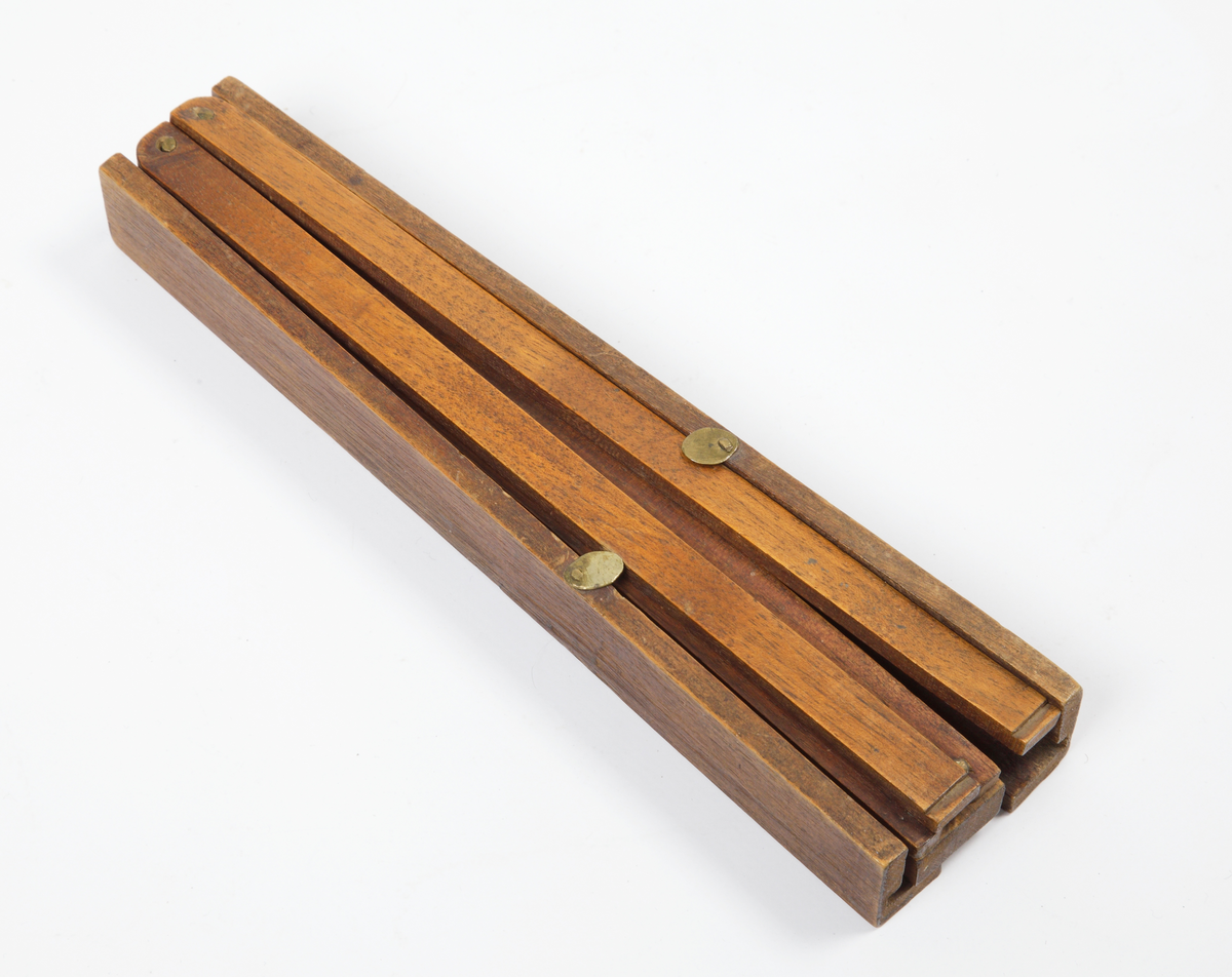 Instrumentet är en så kallad Teorb, basluta. Den har välvd botten och plant lock. Den är tillverkad av ett ljust träslag som fernissats. Lutan har varit försedd med åtta spelsträngar och åtta Bordun strängar fästa i en speciell skruvlåda. Greppbrädan har fjorton greppband av metall, varav fem är fästa i locket. Bordun strängarna kortas med en speciell mekanism fästad under den första skruvlådan. Mekanismen är tillverkad av mässing. Ljudhålet är smyckat med ett fyrpass som har en cirkel kring en femsträngad lyra. Inuti lutan finns en papperslapp där det står: Förferdigad af Jahan Jerner, Stockholm 1800. Lutan förvaras i ett rödmålat fodral av trä, klätt med grått karduspapper. Litet hopfällbart notställ i trä förvaras också i lådan.