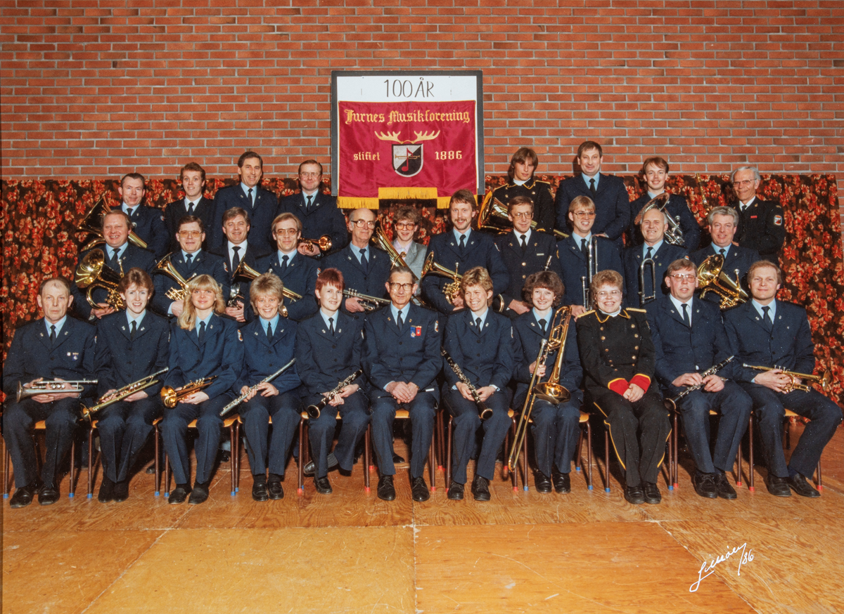 Furnes Musikkforening. Musikkorps. Bilde tatt i forbindelse med 100-års jubileumet i 1986.