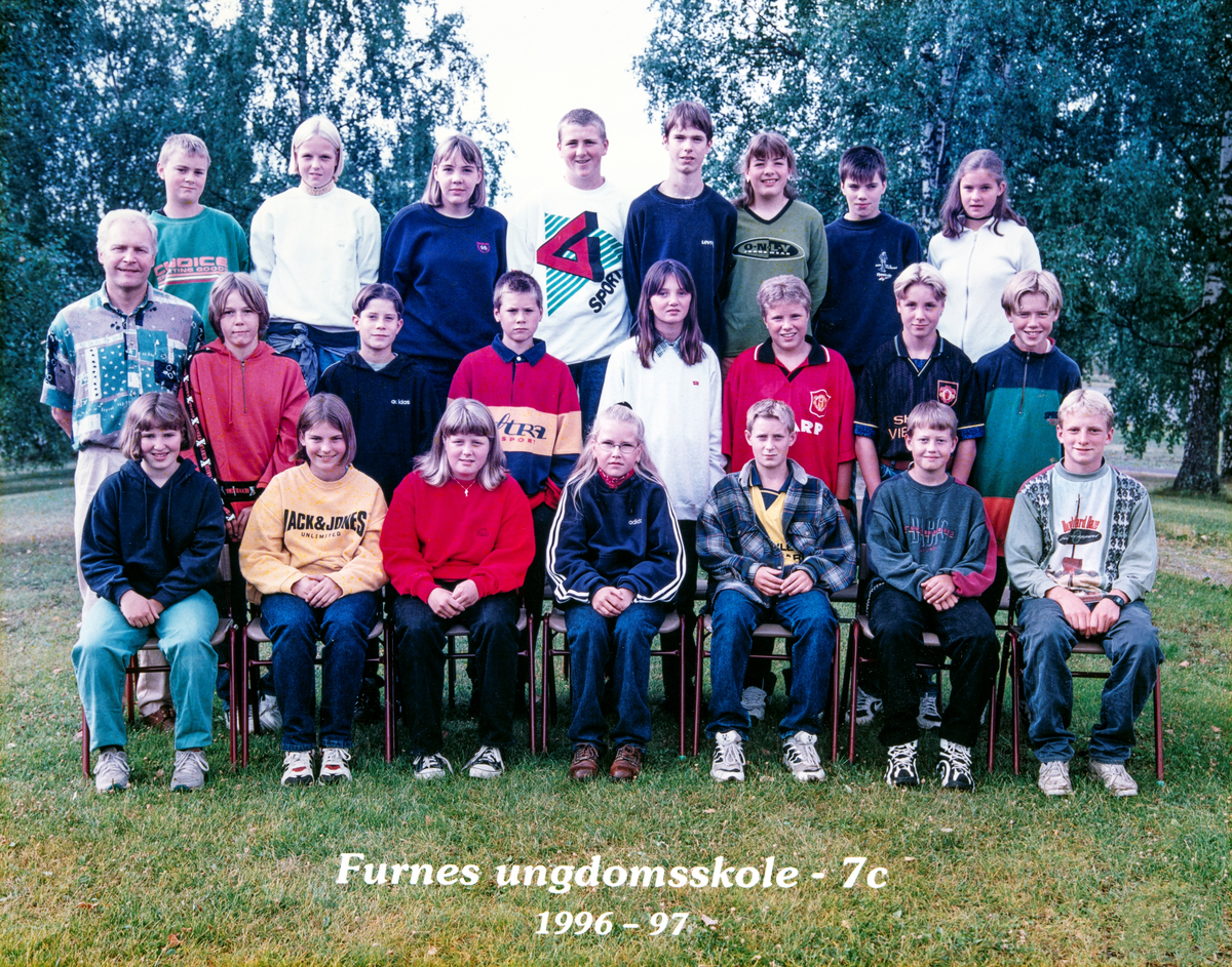Klassebilde, klasse 7C Furnes Ungdomsskole 1996-1997. Lærer John Skjelseth.
Dette årskullet var det siste elevkullet som ikke ble berørt av Reform 97, eller «seksårsreformen», som ble innført fra høsten 1997.
-Bakerste rekke fra venstre: Per Christian Lierhagen, Agnethe Storihle, Kristin Solhøi Evenstad, Bård Kristiansen, Erik Weber, Jeanette Solstad Aspen, Kevin Holmvik, Anja Grøneng
-Andre rekke fra venstre: John Skjelseth(klassestyrer), Kenneth Andre Løberg, Henrik Andreas Berg, Anders Svenkerud, Christina Johansen, Thomas Strandby, Leif Andre Larsen, Anders Nordsveen.
-Første rekke fra venstre: Anna Græsby, Venke Verven, Mari Austli, Lillian Grønvold, Georg Grøndalen, Jostein Palmesen, Erlend Frøhaug Swensen.