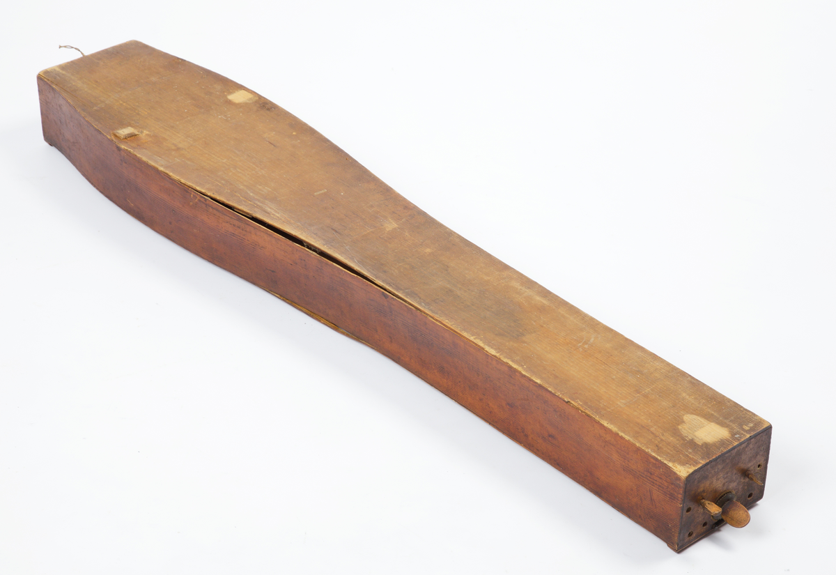 Psalmodikon av trä med två S-formade ljudhål. Greppbrädan är upphöjd och försedd med tjugofem numrerade greppband. Instrumentet har haft en spelsträng av sena och fyra par resonanssträngar av metall. Stämskruvar av trä, utom till spelsträngen som försatts med ett kugghjul med spärrhake, av mässing.