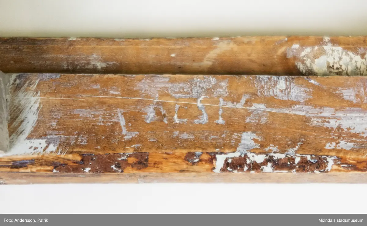 Taburett, gustaviansk, raka sarger med fjällskärning, svarvade ben med kanelyrer, benanfanger med en oval inskriven i en kvadrat, på insidan av sargen signerad IAS. Framtagen ljusgrön originalfärg. Omklädd 2013 med nytt tyg dekorerat med broderade blommor.

Taburetten är tillverkade i Lindome omkring 1790.
Signaturen IAS kan avse någon av stolmakarna Johnnes Andersson i Skå 1, (1763-1840) eller Johannes Andersson i Lindomeby 6, (1775-1855).