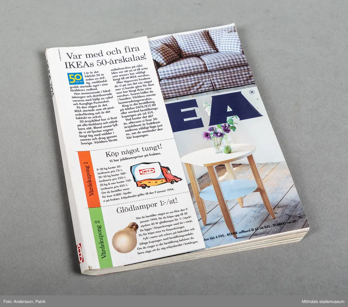 Ikea katalog från 1994 innehållandes 327 sidor. På framsidan står det IKEA med stor svart text och det är bild på en rutig soffa, ett vitt soffbord och en grön vas. Längst upp i vänstra hörnet står det 50, 1943-1993 i en blå liten ruta med gul text. På vänstra sidan på framsidan sitter en pappersremsa med information om Ikeas 50-års kalas, och två stycken värdekuponger.  På baksidan av katalogen är det reklam för tallrikar från Ikea som heter Plakett tallrikar som kostar 5 kr/st.