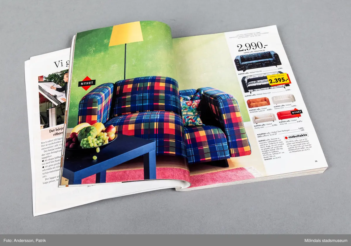 Ikea katalog från 1994 innehållandes 327 sidor. På framsidan står det IKEA med stor svart text och det är bild på en rutig soffa, ett vitt soffbord och en grön vas. Längst upp i vänstra hörnet står det 50, 1943-1993 i en blå liten ruta med gul text. På vänstra sidan på framsidan sitter en pappersremsa med information om Ikeas 50-års kalas, och två stycken värdekuponger.  På baksidan av katalogen är det reklam för tallrikar från Ikea som heter Plakett tallrikar som kostar 5 kr/st.