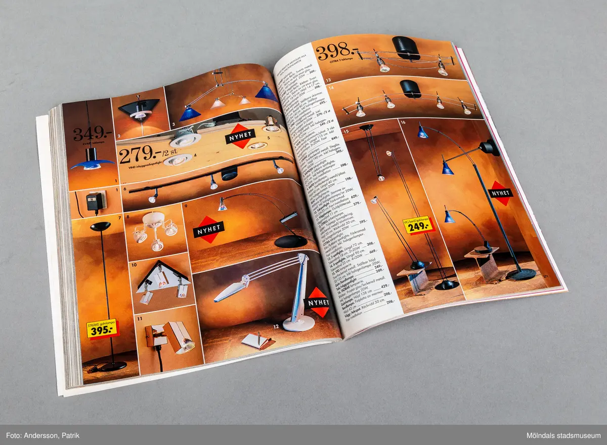 Ikea katalog från 1994 innehållandes 327 sidor. På framsidan står det IKEA med stor svart text och det är bild på en rutig soffa, ett vitt soffbord och en grön vas. Längst upp i vänstra hörnet står det 50, 1943-1993 i en blå liten ruta med gul text. På vänstra sidan på framsidan sitter en pappersremsa med information om Ikeas 50-års kalas, och två stycken värdekuponger.  På baksidan av katalogen är det reklam för tallrikar från Ikea som heter Plakett tallrikar som kostar 5 kr/st.