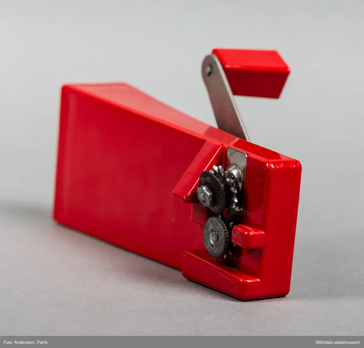 En röd konservöppnare i plast. Den har rektangulär form och en vevarm i metall. Öppnandet sker med hjälp av av två kugghjul som skär sönder locket. Konservöppnaren inkom till Mölndals Stadsmuseum i samband med Matutställningen "Mat i nöd och lust" 2020. Konservöppnaren med namn "Nya Clara" var designad av Sigvard bernadottte 1966 i Företaget "NilsJohan".
Konservöppnaren var väldigt vanlig i svenska hushåll under 1970-talet. Den såldes i 415000 exemplar i Sverige.