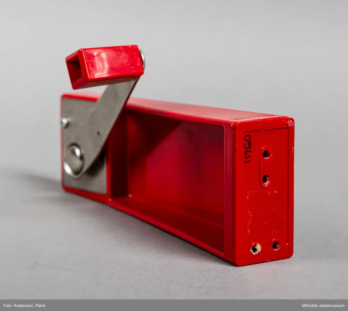 En röd konservöppnare i plast. Den har rektangulär form och en vevarm i metall. Öppnandet sker med hjälp av av två kugghjul som skär sönder locket. Konservöppnaren inkom till Mölndals Stadsmuseum i samband med Matutställningen "Mat i nöd och lust" 2020. Konservöppnaren med namn "Nya Clara" var designad av Sigvard bernadottte 1966 i Företaget "NilsJohan".
Konservöppnaren var väldigt vanlig i svenska hushåll under 1970-talet. Den såldes i 415000 exemplar i Sverige.