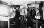 Svenska Frivilligkåren i Finland.  Fältpostkontor i Tornio,
1940.  Brevavdelningen.  1) Postexpediering med postförare från
Kemiförläggningen (överste Ekströms grupp).  2) Brevstämpling vid av
personalen förfärdigat stämpelbord.  Under högkonjunkturen avgingo 22
500 försändelser per dag.  Observera upphängningsanordningen i taket
för bindgarnsnystan.
