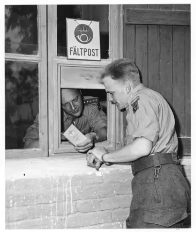 Fältpostmästare Torbjörn Seiden expedierar postsparbankskund på fältpostkontoret i Gaza 1957.