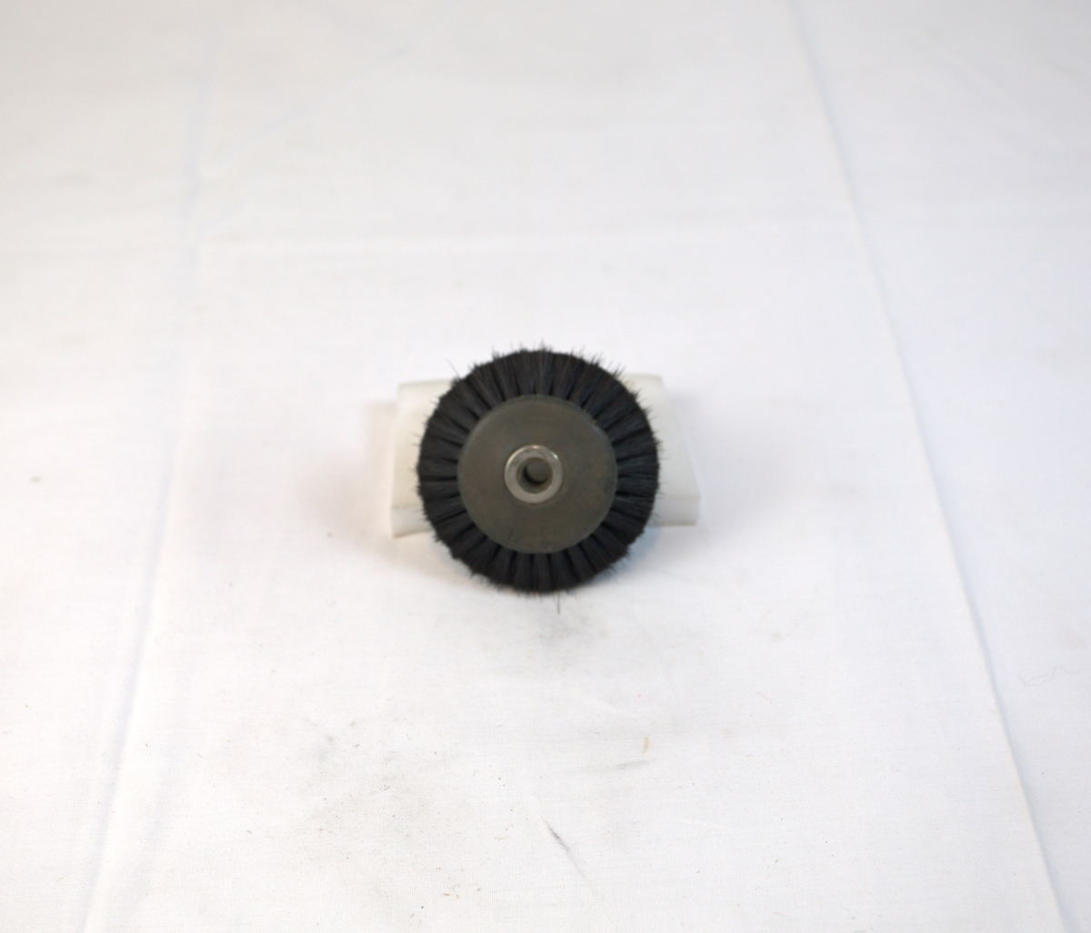 Polerstikkel brukt i gullsmedvirksomhet. Stikkelen har børstekanter.