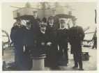 En grupp sjöofficerare har samlats framför kommandobryggan på Dristigheten för en gruppfoto.