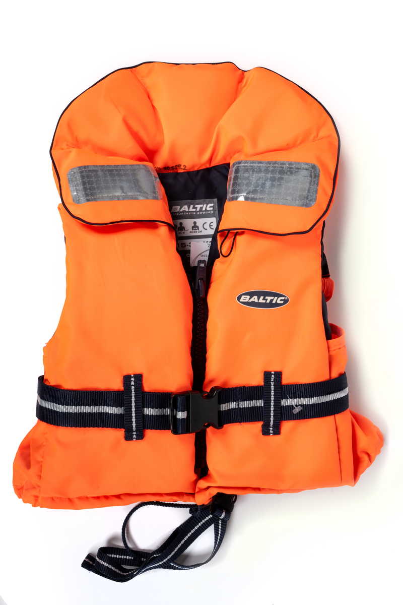 Flytväst för barn 15-30 kg. Flytkraft 45 N. Godkänd enligt ISO 12402-4 annex ZA samt EN 395. 
Flytvästen består av en orange utsida och marinblå insida. På kragen sitter två reflexer, under kragen finns lyfthandtag och visselpipa. På framsidan finns en dragkedja av nylon, två snörlås. Runt midjan går ett band med snabblåsning. Västen har ett enkelt grenband. På insidan finns två märketiketter.