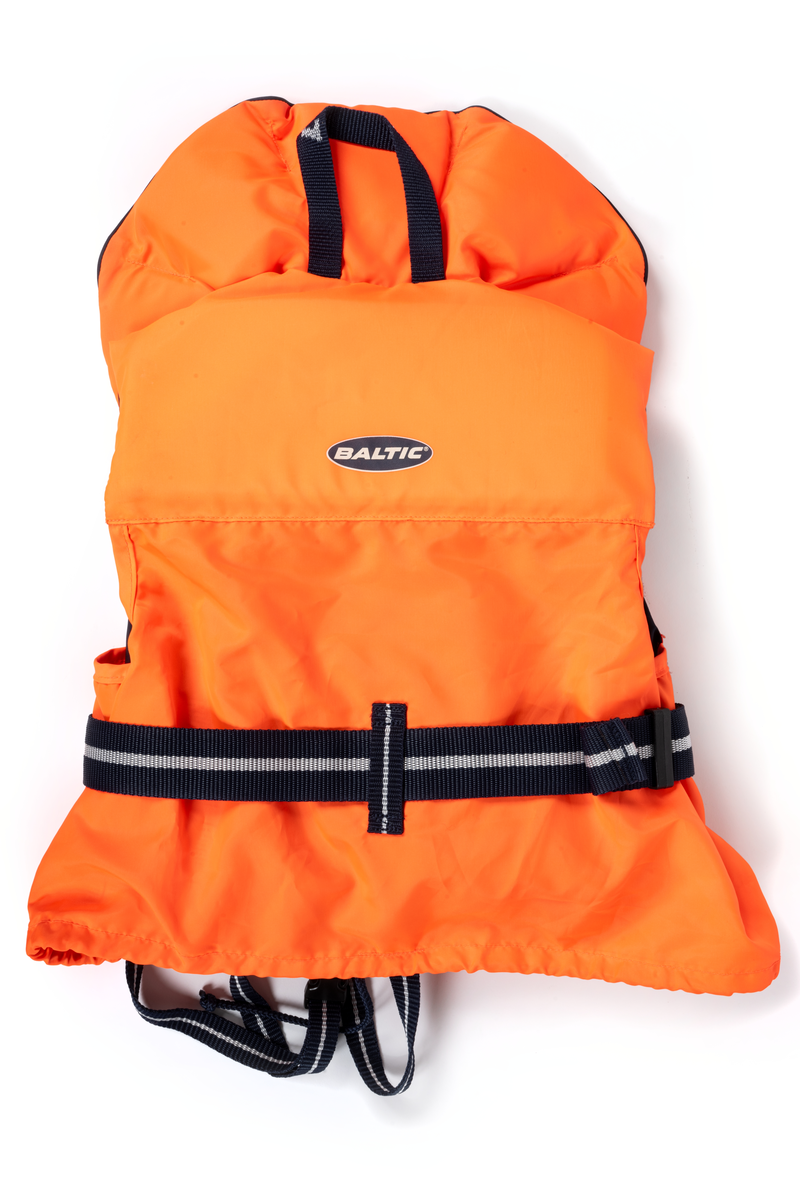 Flytväst för barn 15-30 kg. Flytkraft 45 N. Godkänd enligt ISO 12402-4 annex ZA samt EN 395. 
Flytvästen består av en orange utsida och marinblå insida. På kragen sitter två reflexer, under kragen finns lyfthandtag och visselpipa. På framsidan finns en dragkedja av nylon, två snörlås. Runt midjan går ett band med snabblåsning. Västen har ett enkelt grenband. På insidan finns två märketiketter.